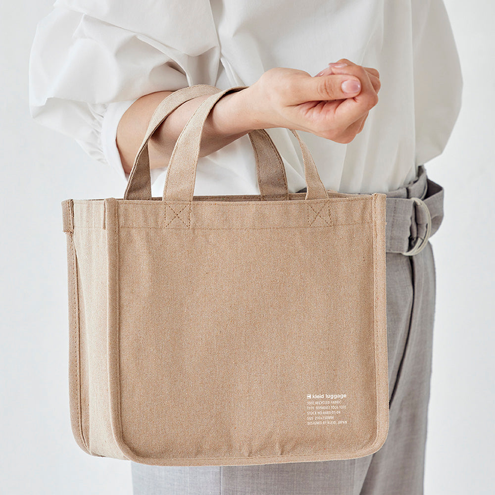 Kleid Separate Tool Tote Bag Beige Pose